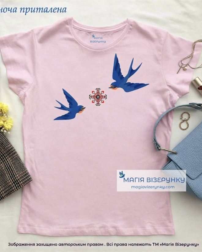 Футболка с закодированным именем в вышивке с ласточками