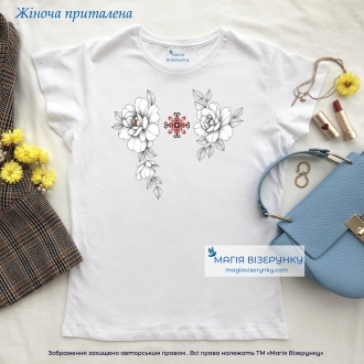 Футболка с закодированным именем в вышивке с белыми цветами